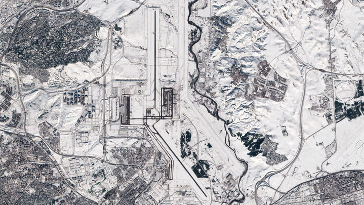 El aeropuerto de Barajas, con dos pistas operativas y otras dos cubiertas por la nieve / ESA, con licencia CC BY-SA 3.0 IGO