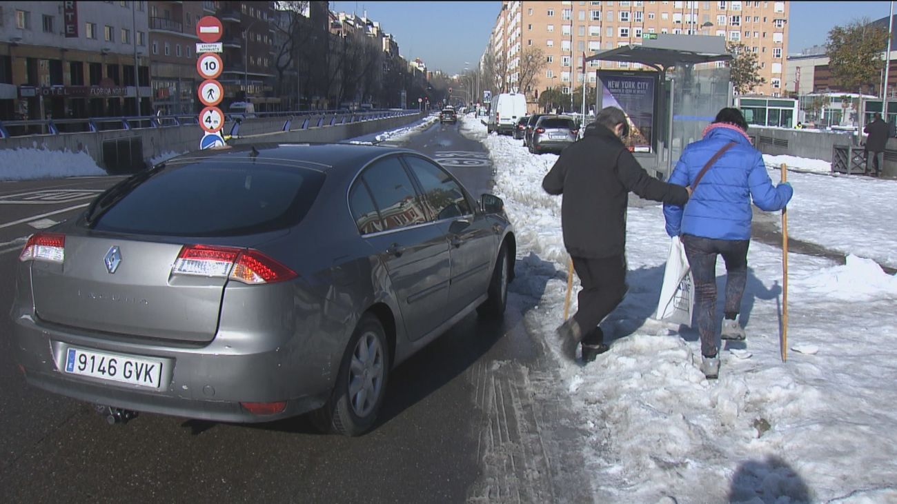 Con vías despejadas los madrileños se atreven a coger sus coches, pero no tienen dónde aparcar