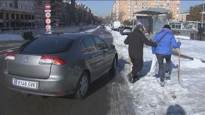 Con vías despejadas los madrileños se atreven a coger sus coches, pero no tienen dónde aparcar