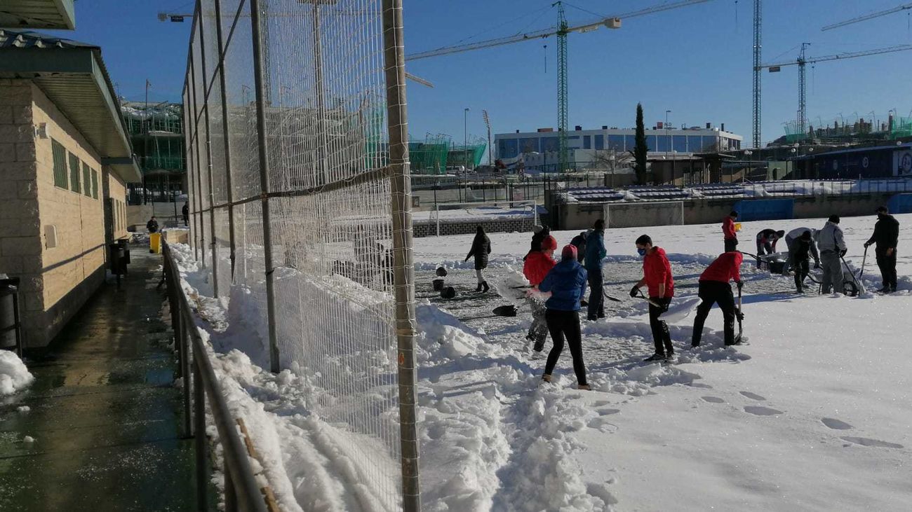 Voluntarios despejan el campo del Rayo Majadahonda