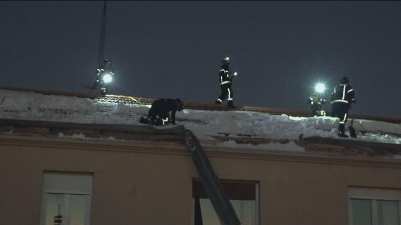 Se desploma parte de la azotea de una vivienda en Francisco Silvela por la nieve acumulada
