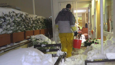 La familia que tuvo que deshacer nieve de Filomena en la bañera de su casa para que nos se hundiera la terraza