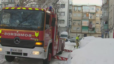 Los bomberos de Alcorcón trabajan sin descanso en la retirada de árboles y cornisas
