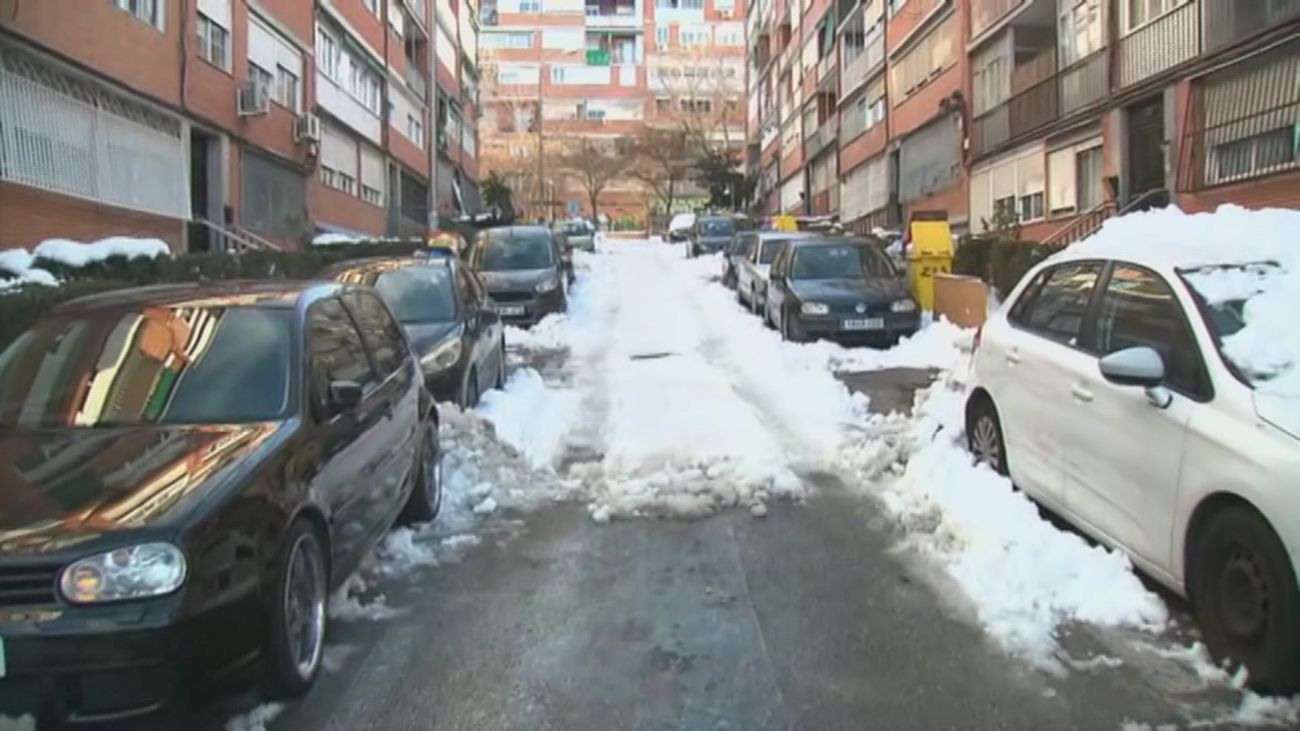 Muchas calles de Madrid permanecen convertidas en pistas de hielo