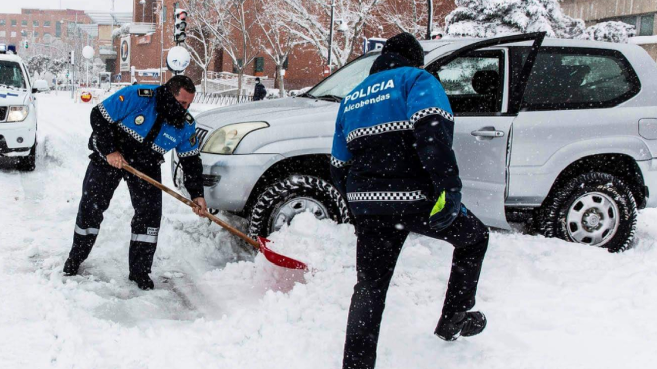 Policías de Alcobendas despejan una calle de la localidad