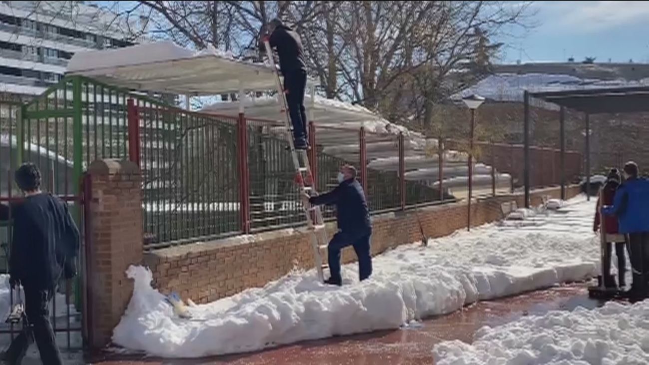 Centenares de alumnos de Madrid, pendientes aún de saber si tendrán vuelta al cole el próximo lunes