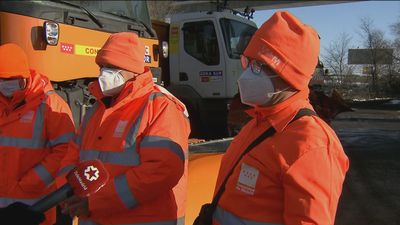 Trabajo a contrarreloj de los trabajadores de quitanieves en Madrid para garantizar la movilidad
