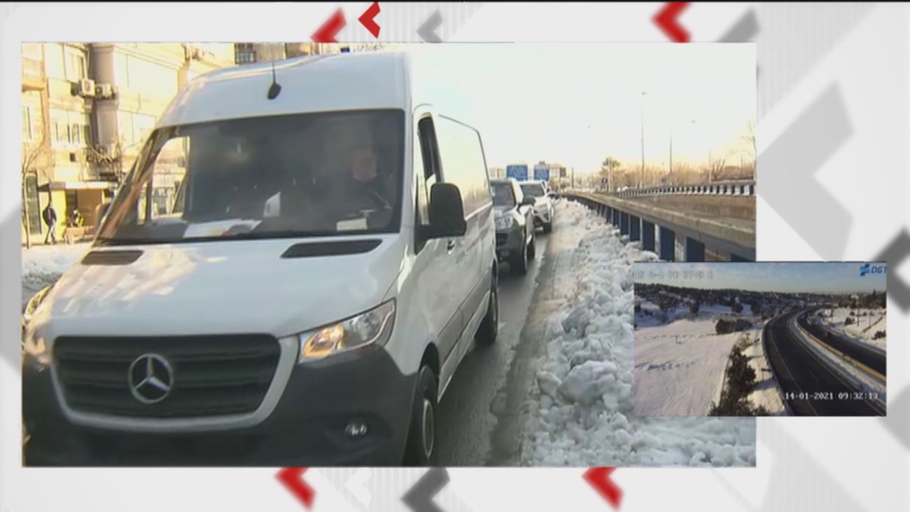 Vuelven los atascos de la hora punta en Madrid, complicada por la nieve y el hielo