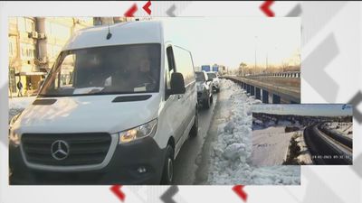 Vuelven los atascos de la hora punta en Madrid, complicada por la nieve y el hielo