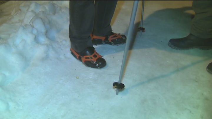 Con esquíes y crampones en Begoña, una pista de hielo peligrosa