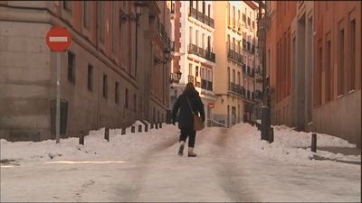 El hielo deja numerosos puntos negros en las calles de Madrid
