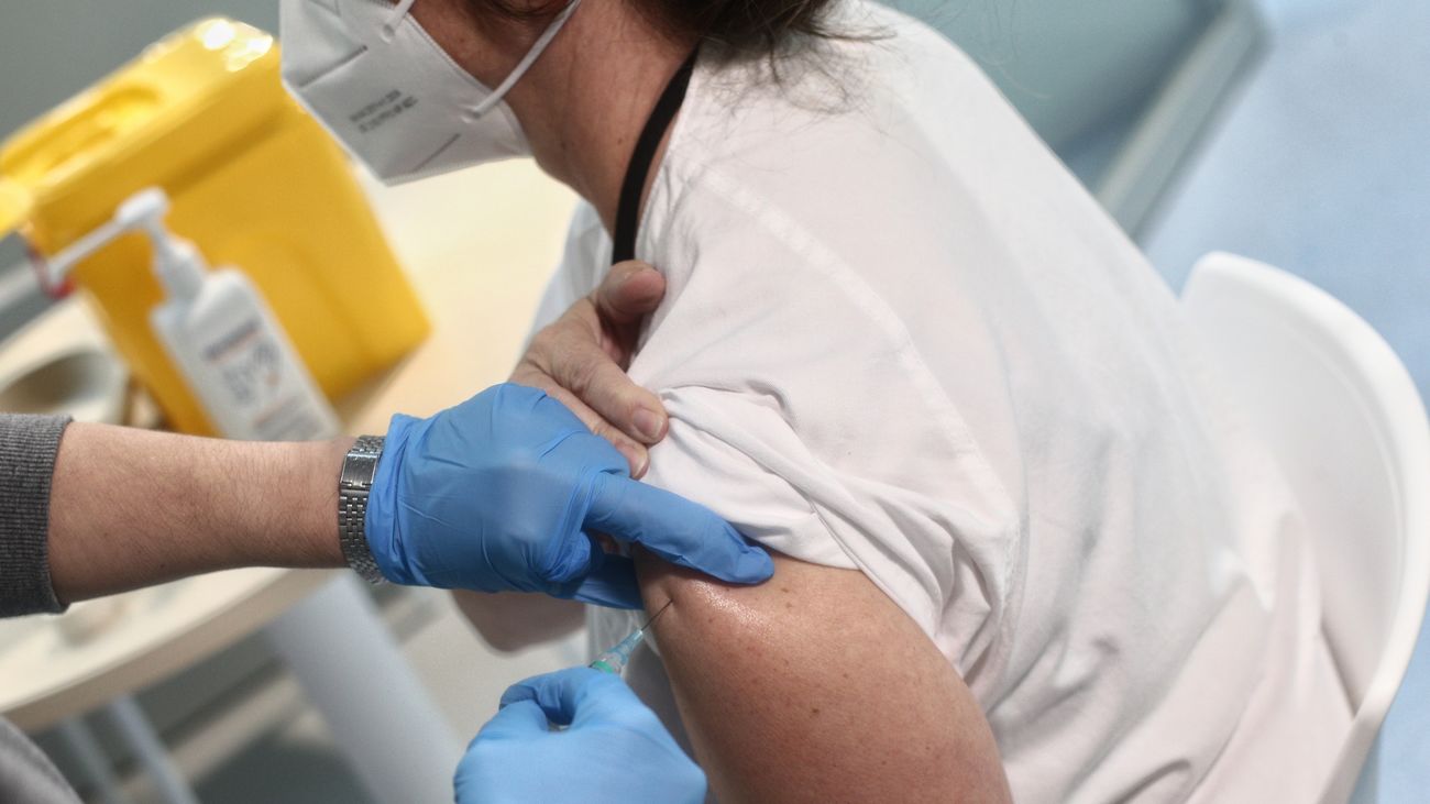 Madrid suspende la vacunación de los sanitarios por el "retraso" en la llegada de las dosis