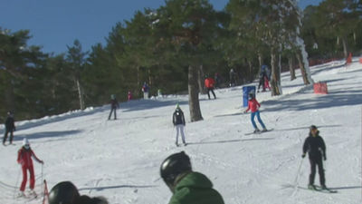 Las estaciones de Navacerrada, Cotos y Valdesquí se llenan de esquiadores tras su apertura