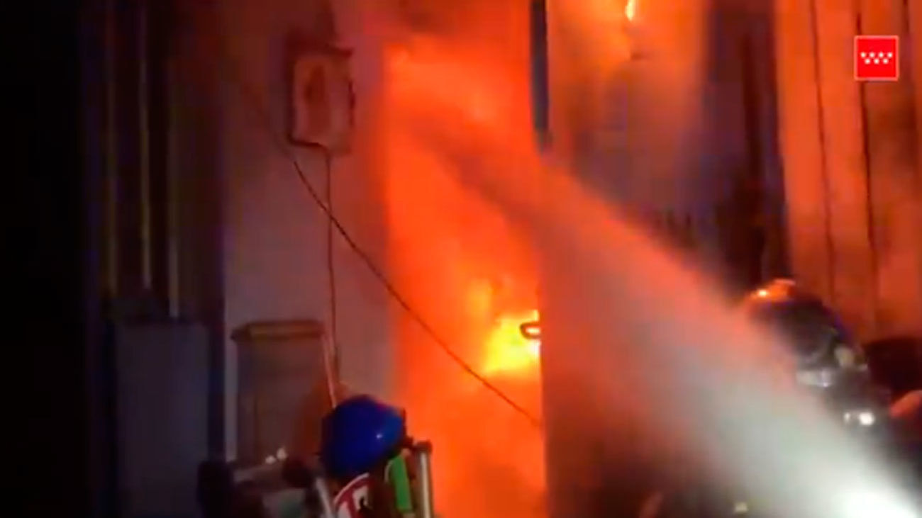 Arde una nave de cien metros cuadrados en Humanes