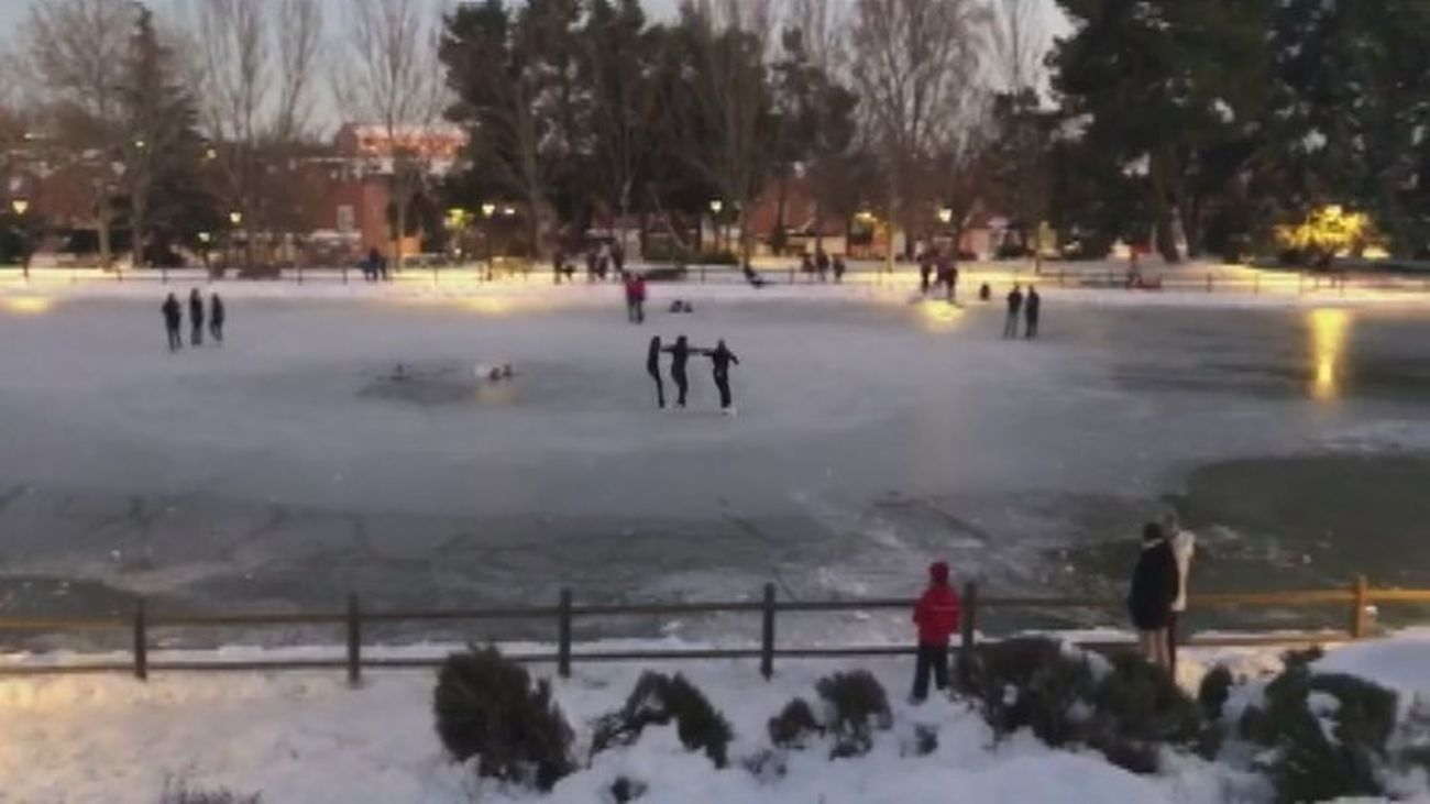Peligro en Madrid de pasear o jugar en lagos y ríos congelados