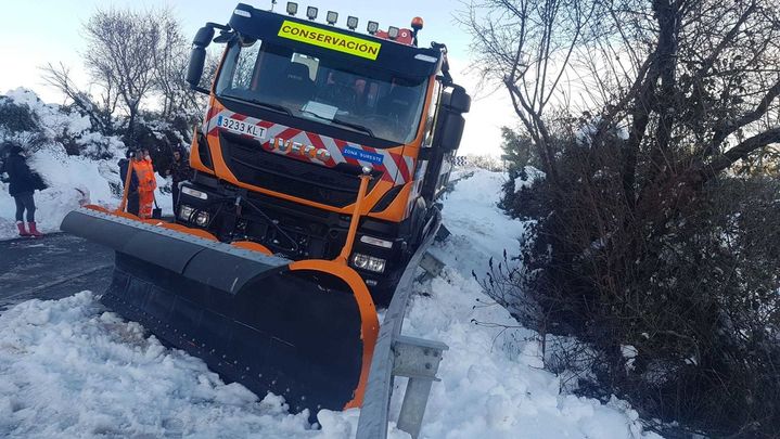 Quitanieves accidentada en la M-222 / AYTO BREA DE TAJO