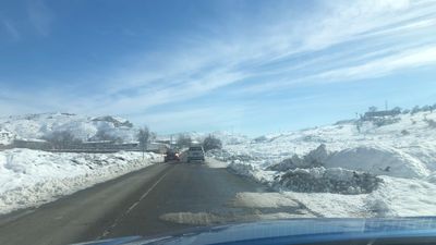 Aranjuez despeja de nieve el segundo carril del acceso por la carretera de Ontígola