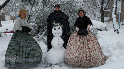 Quedan durante la gran nevada en Madrid para lucir vestidos del siglo XIX