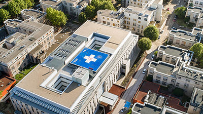 Un hombre amputado recibe un trasplante de los brazos y los hombros en Lyon