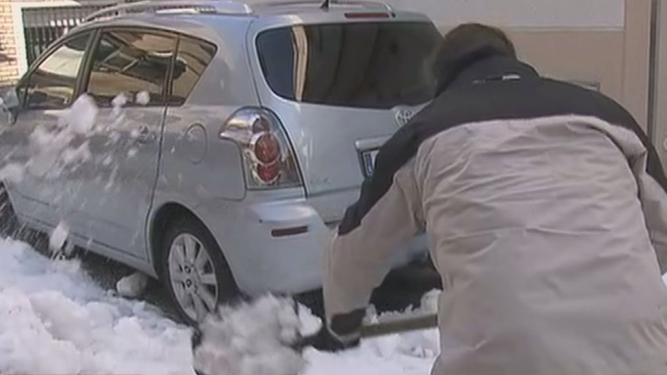 Un camión de bomberos y una ambulancia atrapados por el hielo en Parla