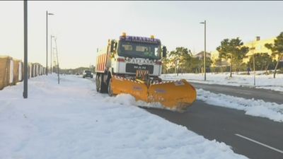 Así trabaja una máquina quitanieves entre obstáculos y hielo en bloque