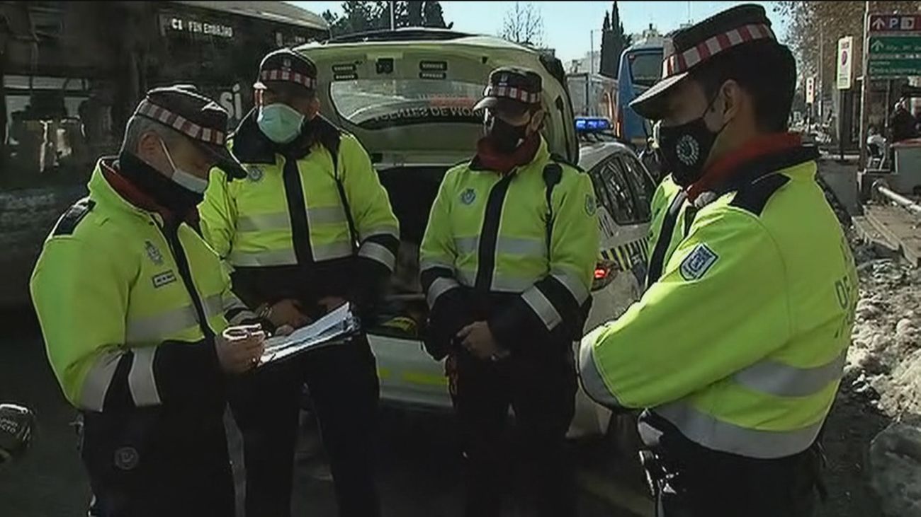 Los Agentes de Movilidad cambian el silbato por el pico y la pala