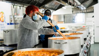 La ONG del chef José Andrés reparte en Madrid 3.000 menús en menos de una semana