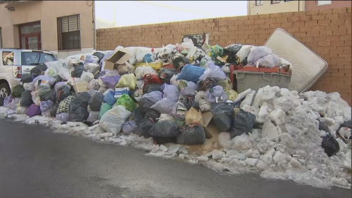 Almeida dice que el martes estará recogida toda la basura acumulada en las calles de Madrid