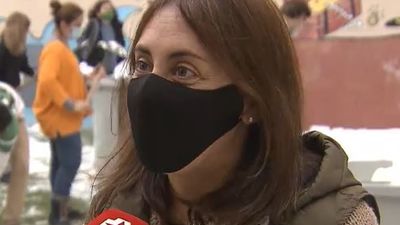 Los padres y profesores del colegio Valdefuentes se unen para limpiar el hielo y la nieve