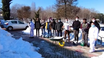 Los clubes deportivos se suman a las labores  de retirada de nieve de los exteriores de las instalaciones