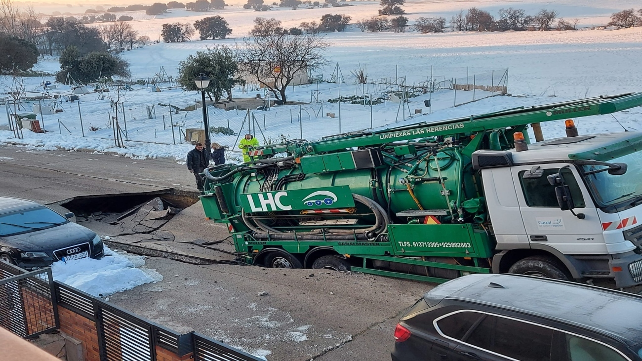 Un camión devorado por el asfalto en Sevilla la Nueva