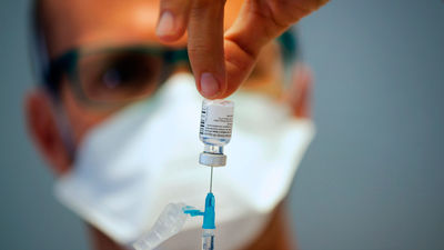 La consejera de Sanidad del PSOE en La Palma también se vacuna del covid