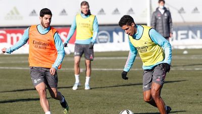 Varane vuelve a entrenar con el grupo, con Sergio Ramos al margen