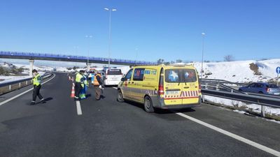 Muere arrollado por un camión un operario de grúa cuando cargaba una furgoneta averiada en la M-50