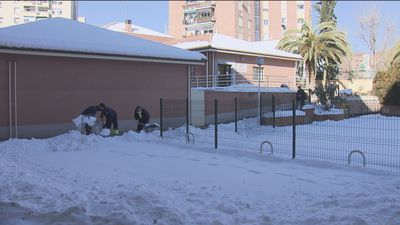 Más de 270 colegios de Madrid consiguen limpiar sus instalaciones de la nieve y el hielo