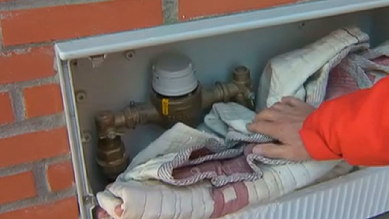 Ocho días sin agua en un edificio de Moncloa y sin respuesta del Canal de Isabel II