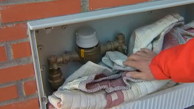 Ocho días sin agua en un edificio de Moncloa y sin respuesta del Canal de Isabel II