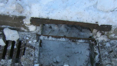 Madrid, en alerta, limpia contrarreloj imbornales y alcantarillas para evitar inundaciones por las  lluvias