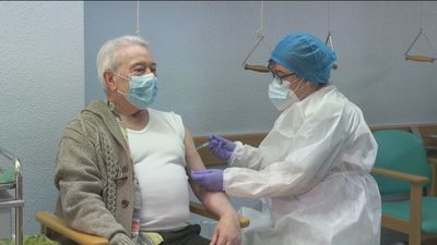 Simón cree que se puede cumplir los objetivos de vacunación del 70% de la población en verano