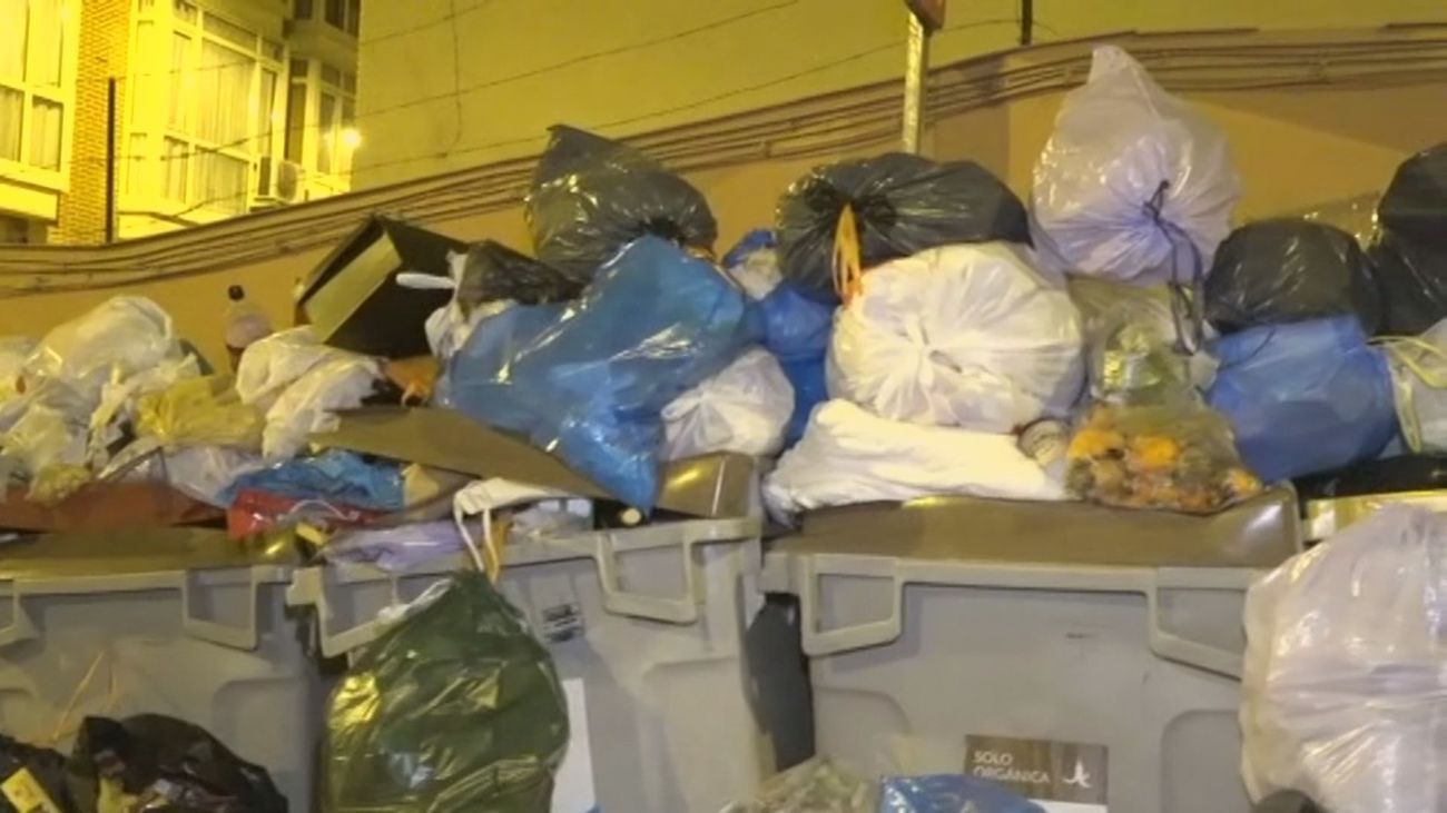 Vecinos de Tetuán denuncian que continúan las montañas de basura en algunas calles