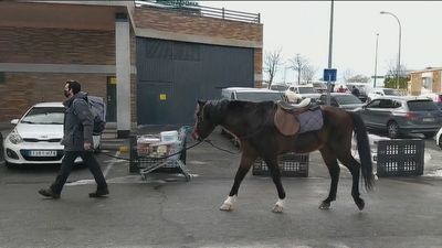 La curiosa historia del jinete de Majadahonda que va en caballo a hacer la compra