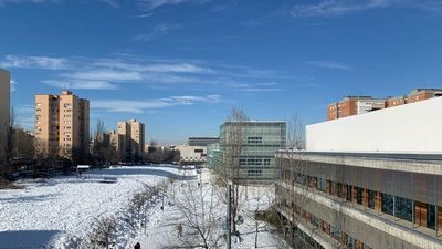 Alcalá y Coslada: posiciones opuestas sobre el retraso en la apertura de los colegios