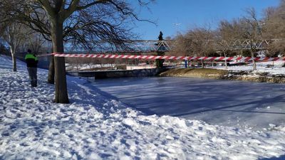 La Policía de Alcobendas vigila que no se patine en estanques congelados