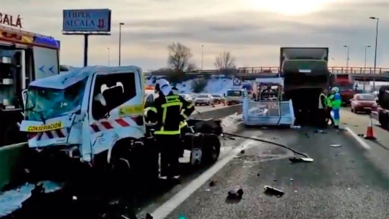 Dos operarios de carretera heridos graves tras ser golpeados por un camión en la A-2
