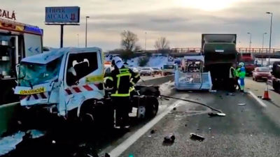 Dos operarios de carretera heridos graves tras ser golpeados por un camión en la A-2