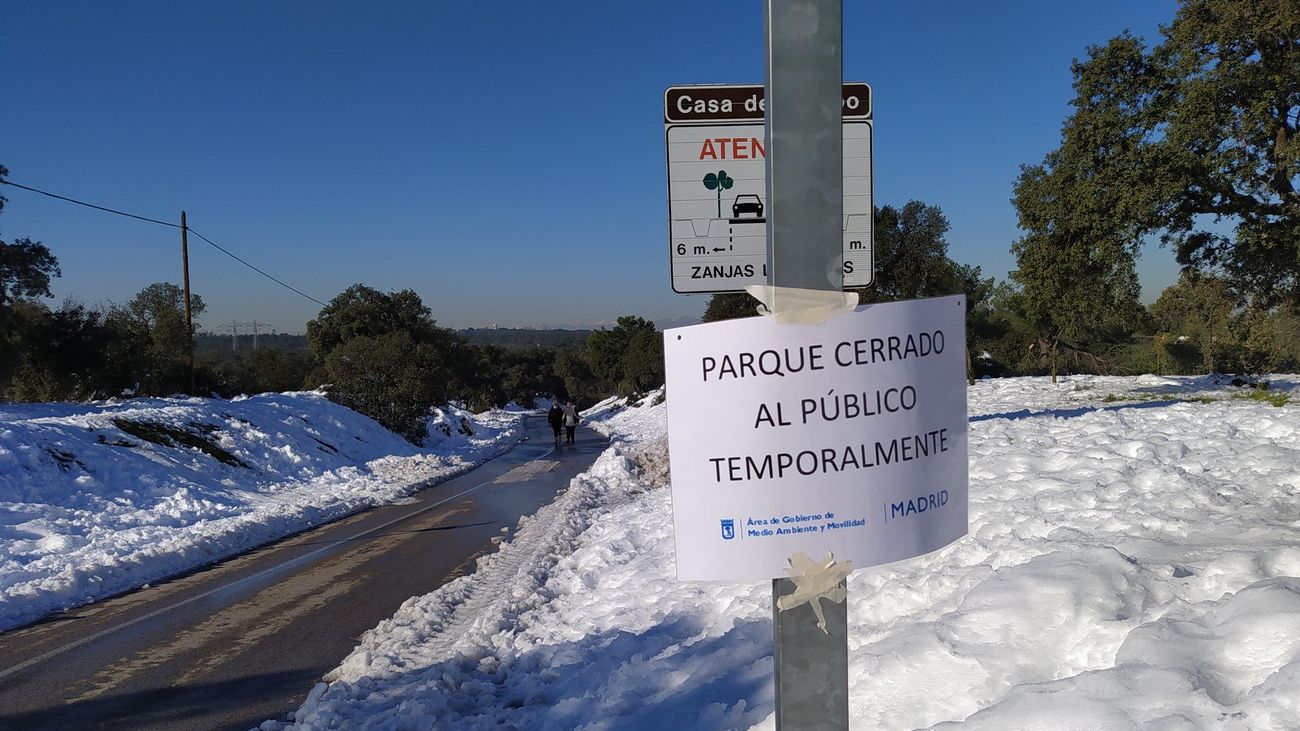 Aviso de cierre de la Casa de Campo en el acceso a la carretera del Zoo