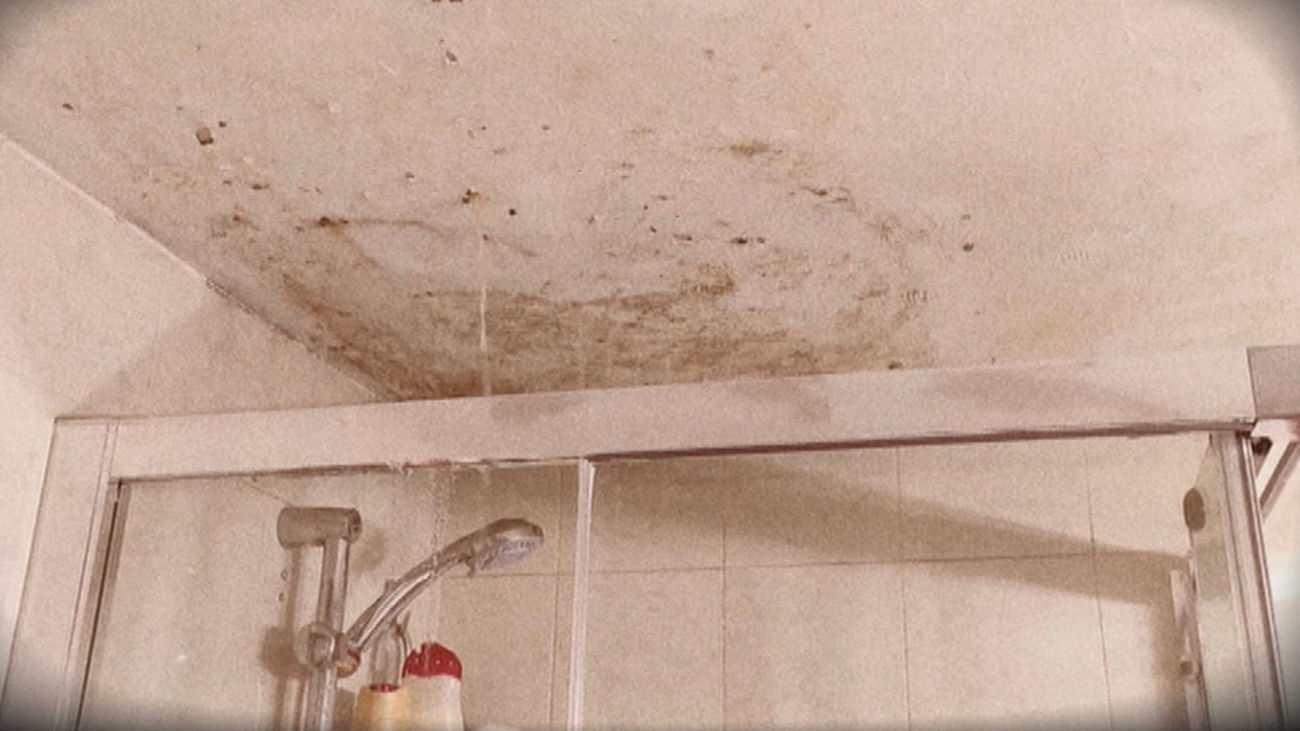 Tiene su casa inundada en Parla después de que sus vecinos de arriba no arreglaran una fuga