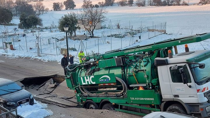 Camión atrapado en un socavón / AYTO SEVILLA LA NUEVA