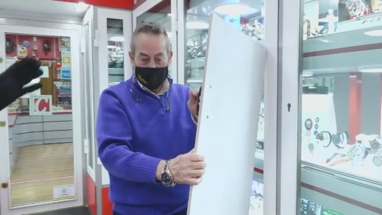 Los comerciantes de Arganda blindan sus negocios ante la alerta de lluvias