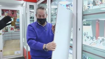 Los comerciantes de Arganda blindan sus negocios ante la alerta de lluvias